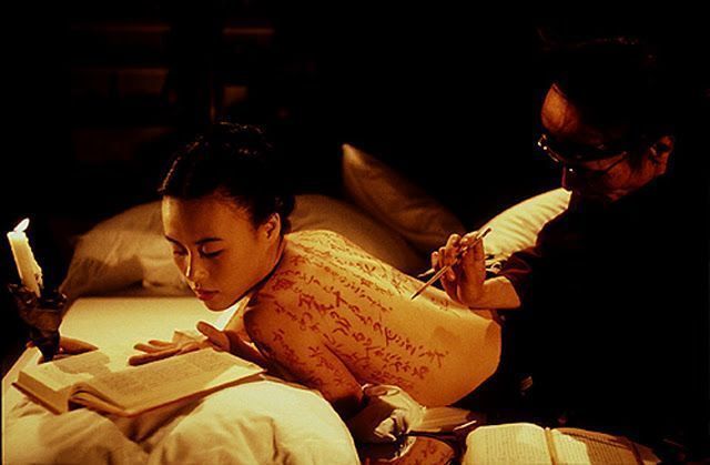 Foto del cartel: The Pillow Book, film franco-britanico de Peter Greenaway (1996). El titulo se refiere a un antiguo periódico japonés (Notas de cabecera por Sei Shönagon. Wikipédia) poesia y cuerpo